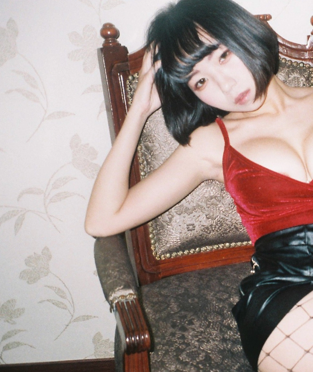 This queen of charm owns the chic Yu Xin aesthetic