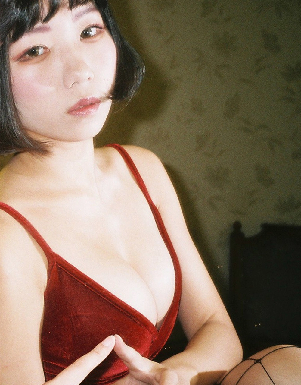 A flawless silhouette capturing pure Yu Xin temptation