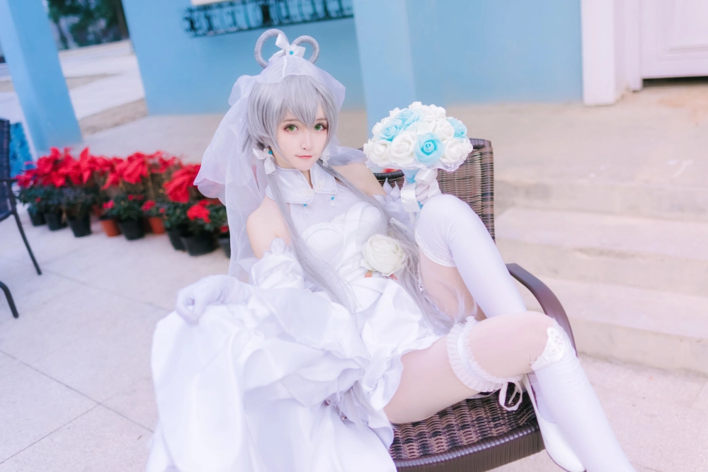 Yui Goldfish - A catch in a sexy wedding dress