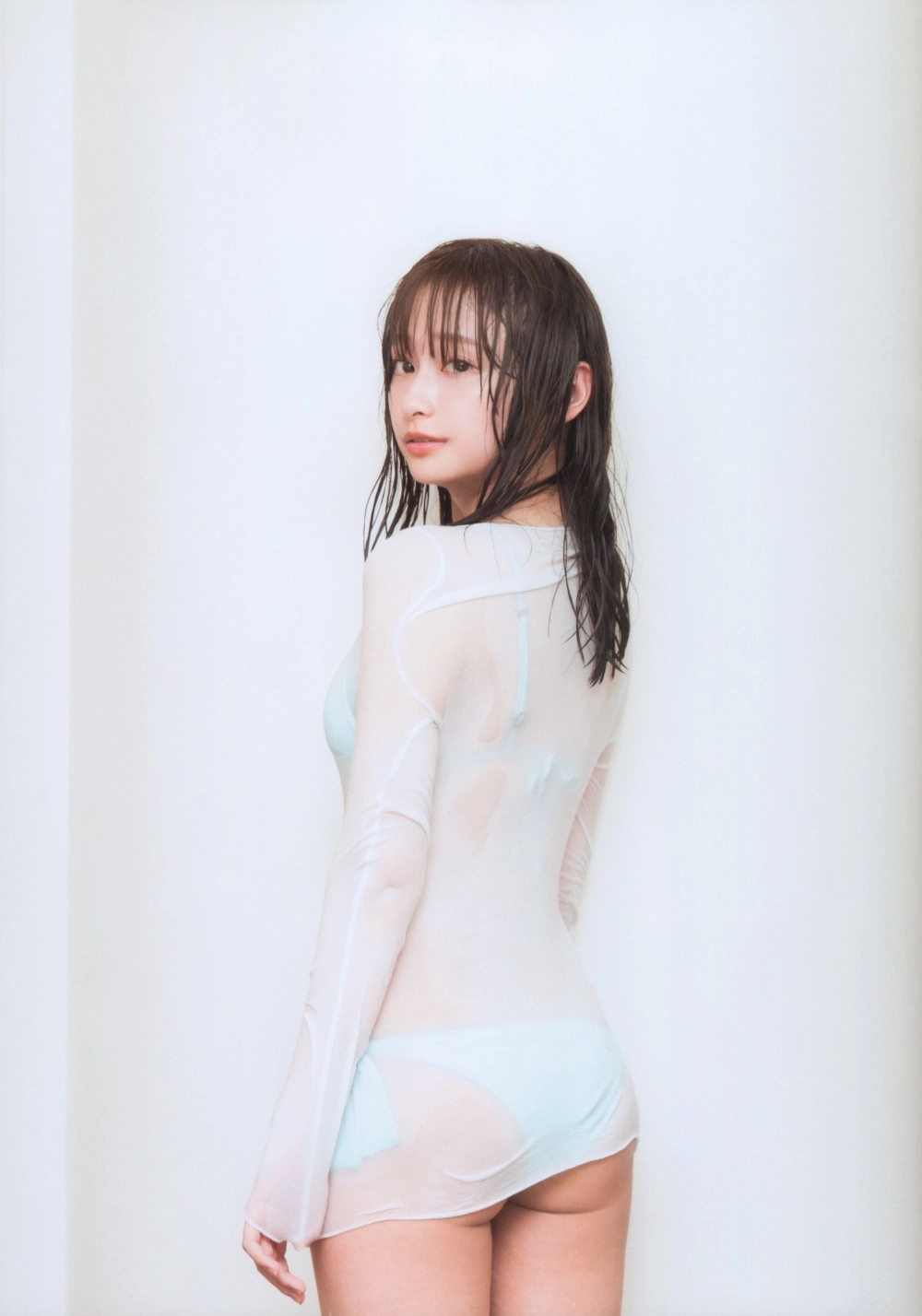 Sultry pose and graceful motion from the idol Yuka Kageyama 