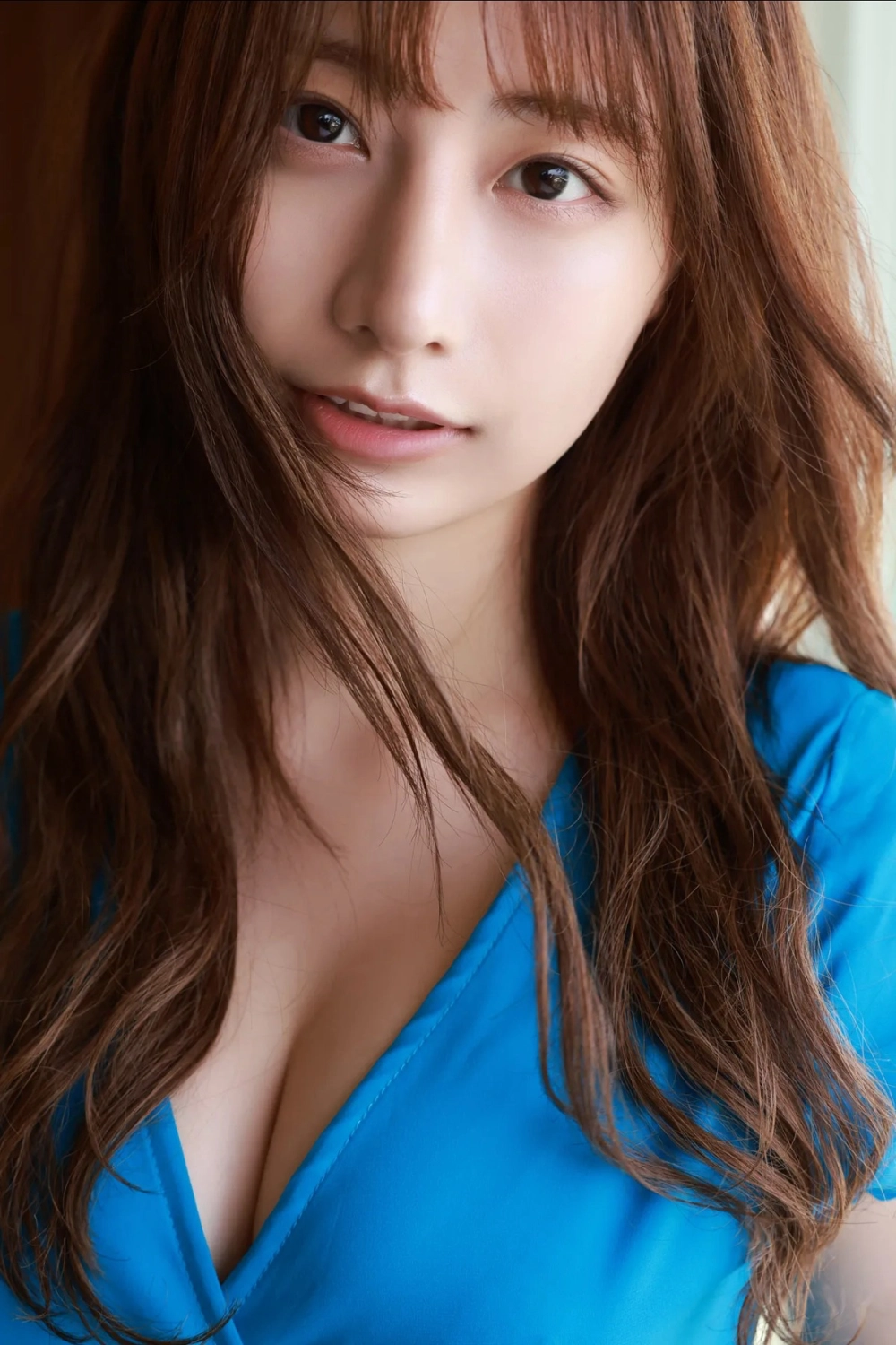 Sultry swimsuit pose from the elegant model Yuka Suzuki 