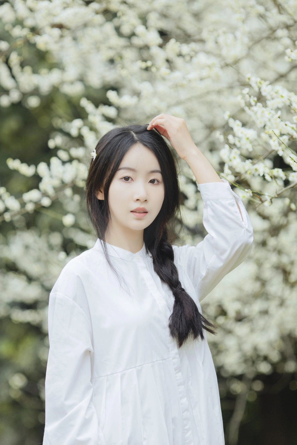 Zhai Xingxing Gei Ni Ya in a field of flowers