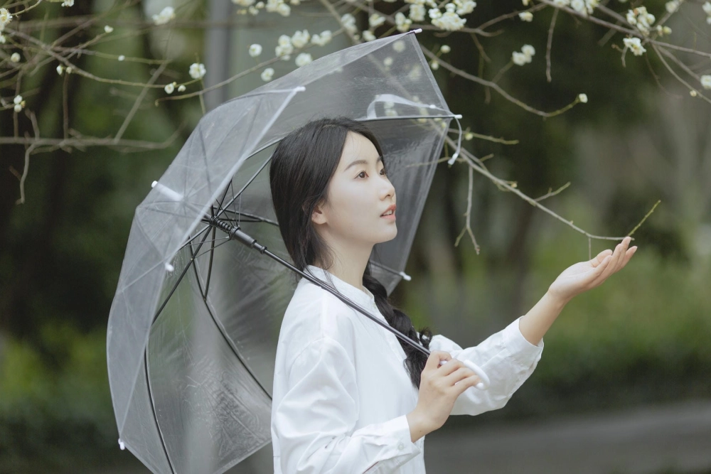 Zhai Xingxing Gei Ni Ya in a natural landscape