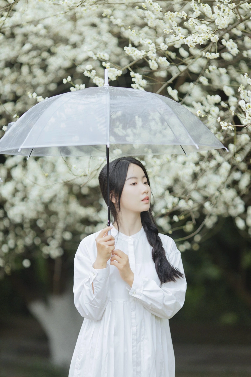 A candid outdoor portrait of Zhai Xingxing Gei Ni Ya