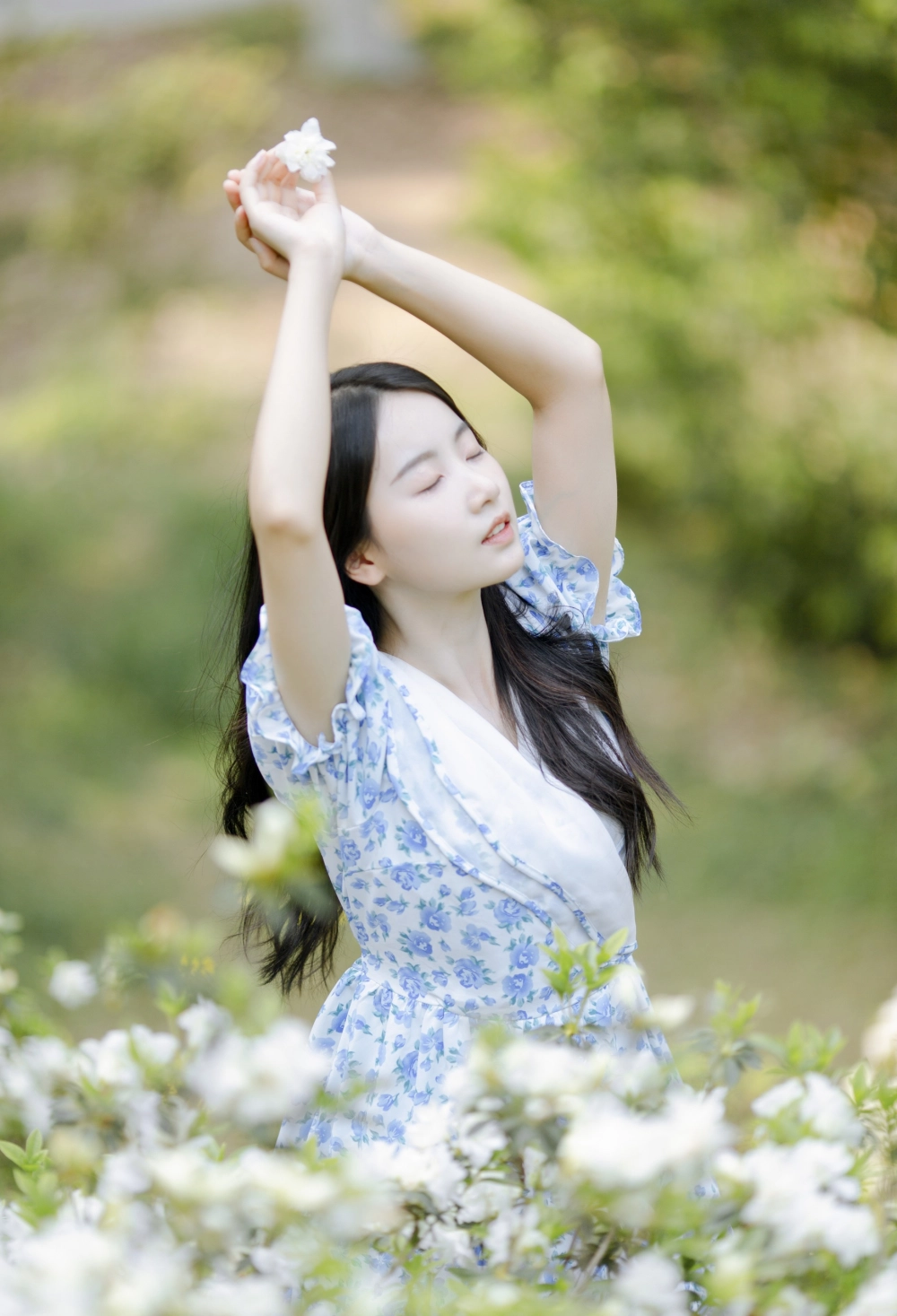 Zhai Xingxing Gei Ni Ya enjoying the sunlight