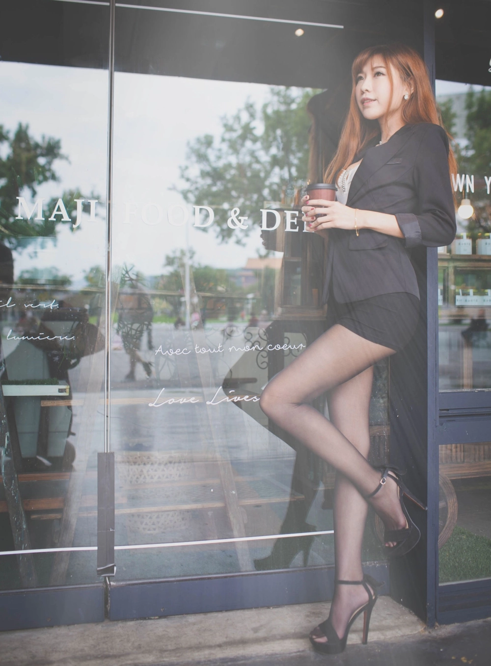 Elegance and sexiness meet in stunning Zhang Minjing