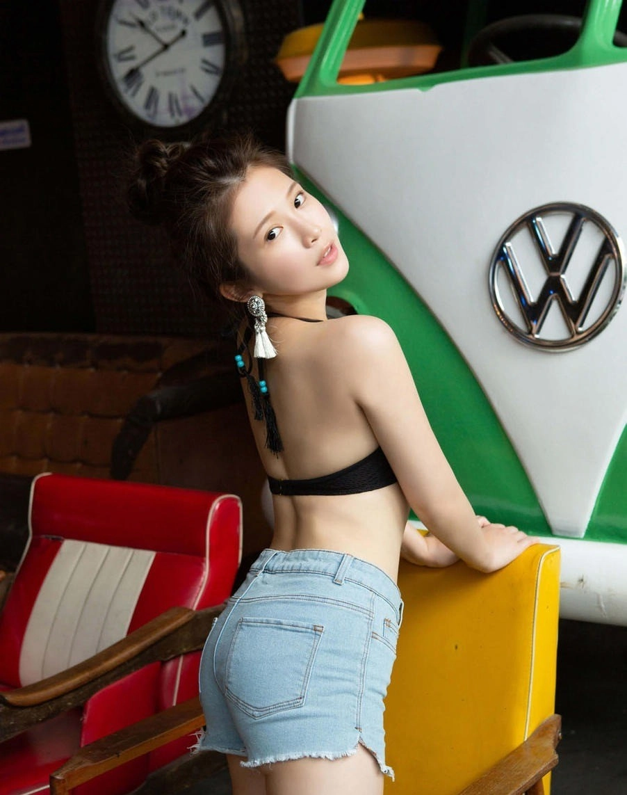 Unveiling the soft sensual mystery of the iconic Zheng Jiachun