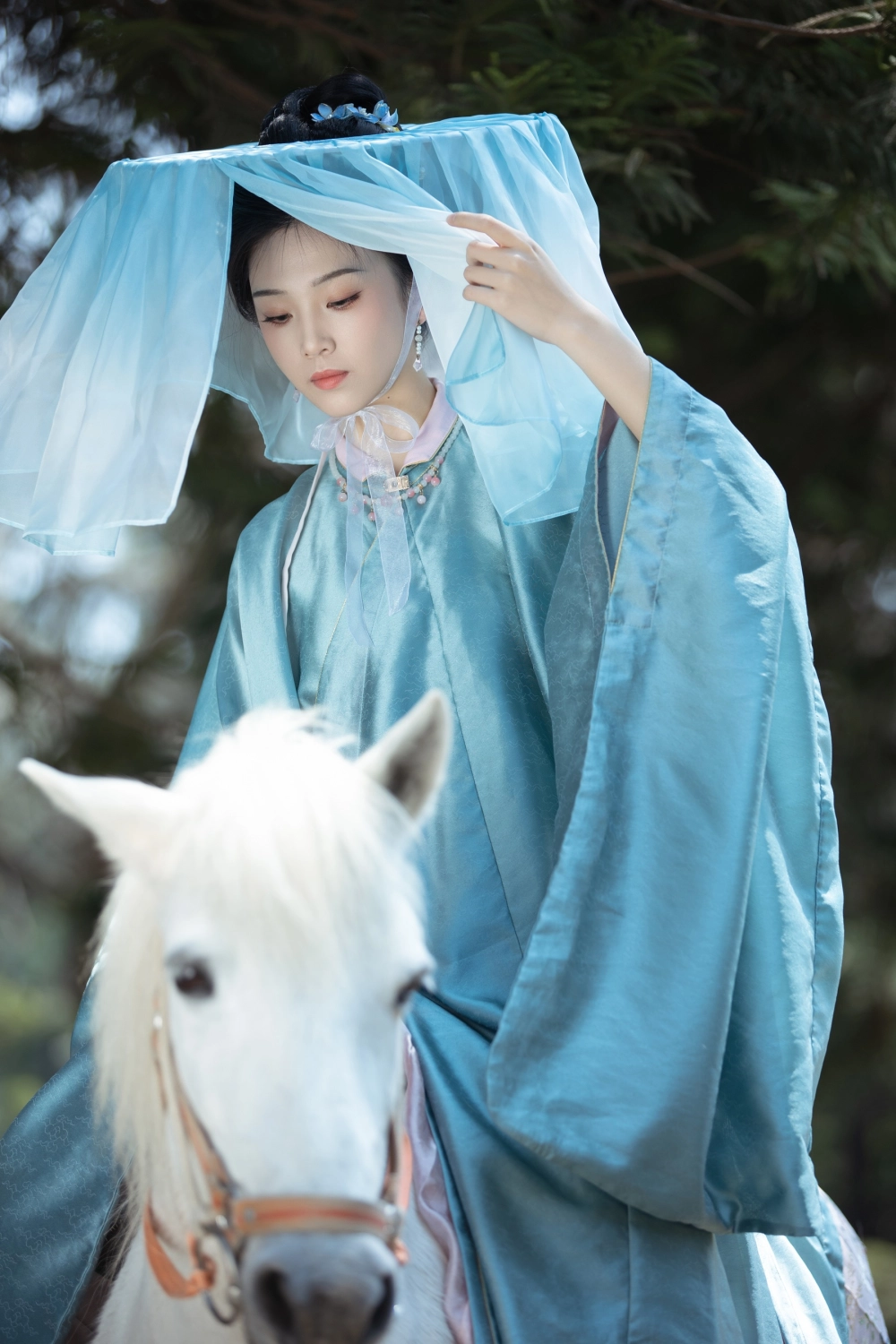 Zhizhi Qi's poised and elegant stance