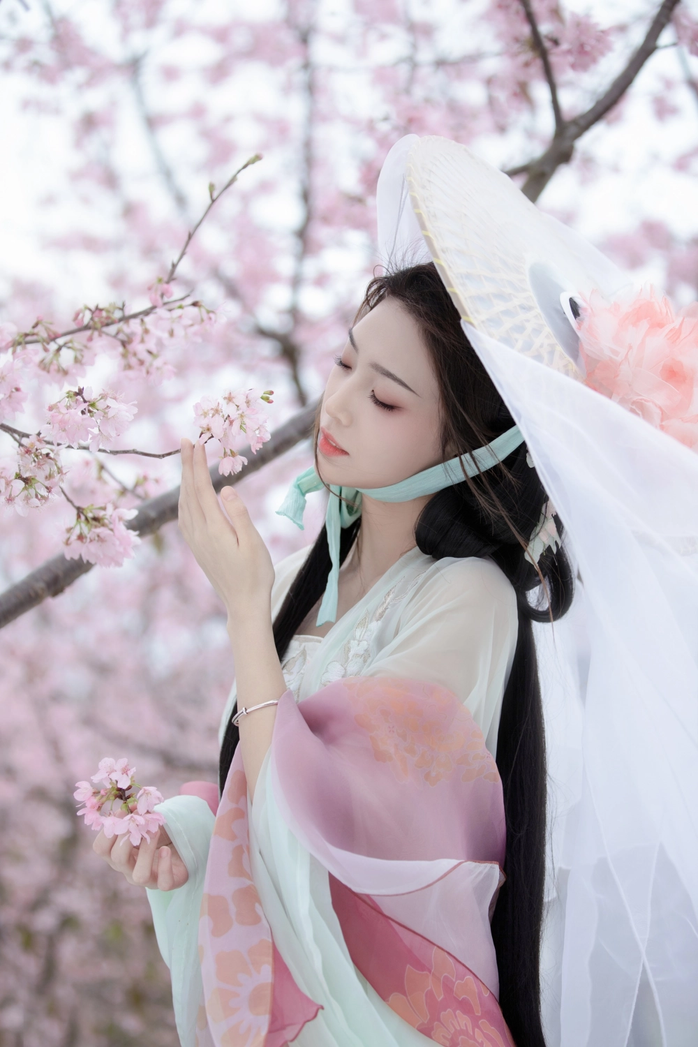 Zhizhi Qi's profile in a classic setting