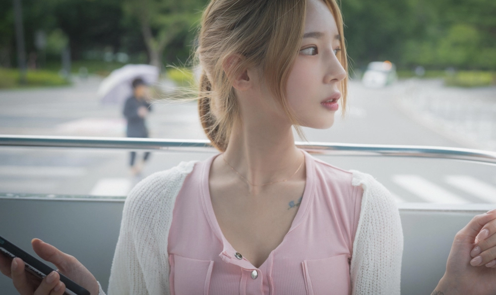 Alas highlights charm through trending Korean photo sets