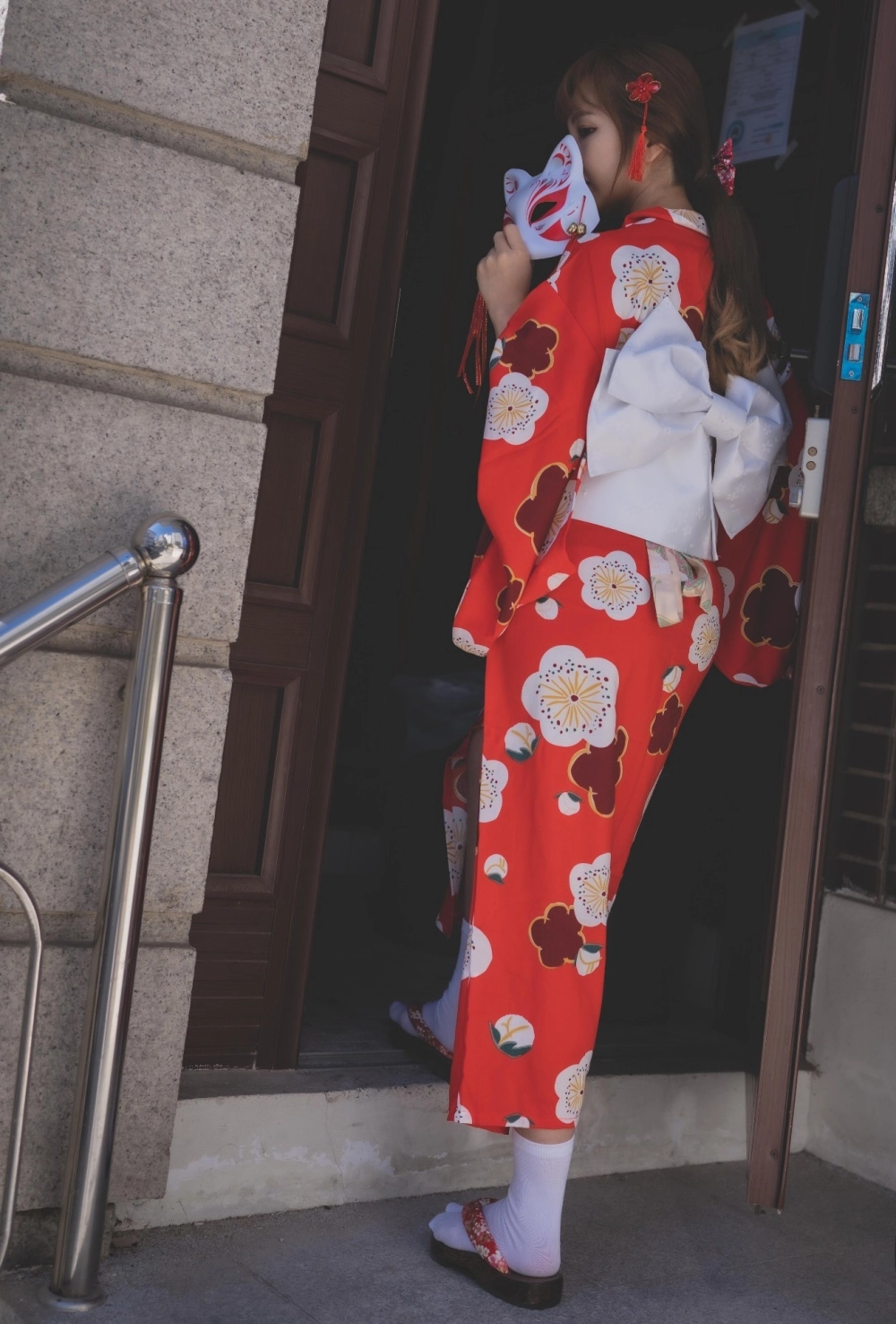 Rua captivates with subtle sensual elegance