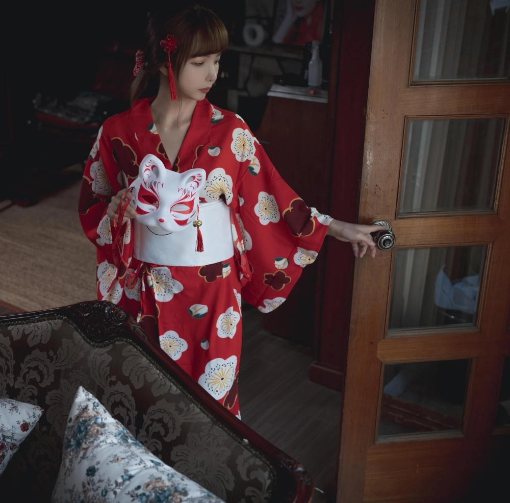 Rua expresses soft allure through graceful confidence