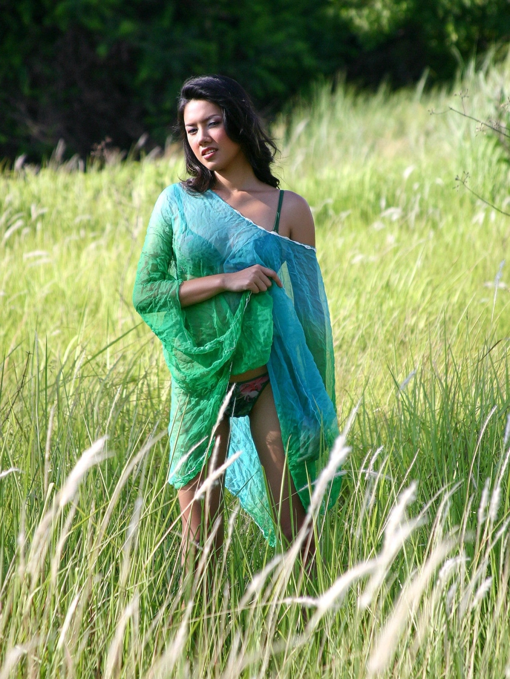 Siriprapa Tung captivates with elegant allure