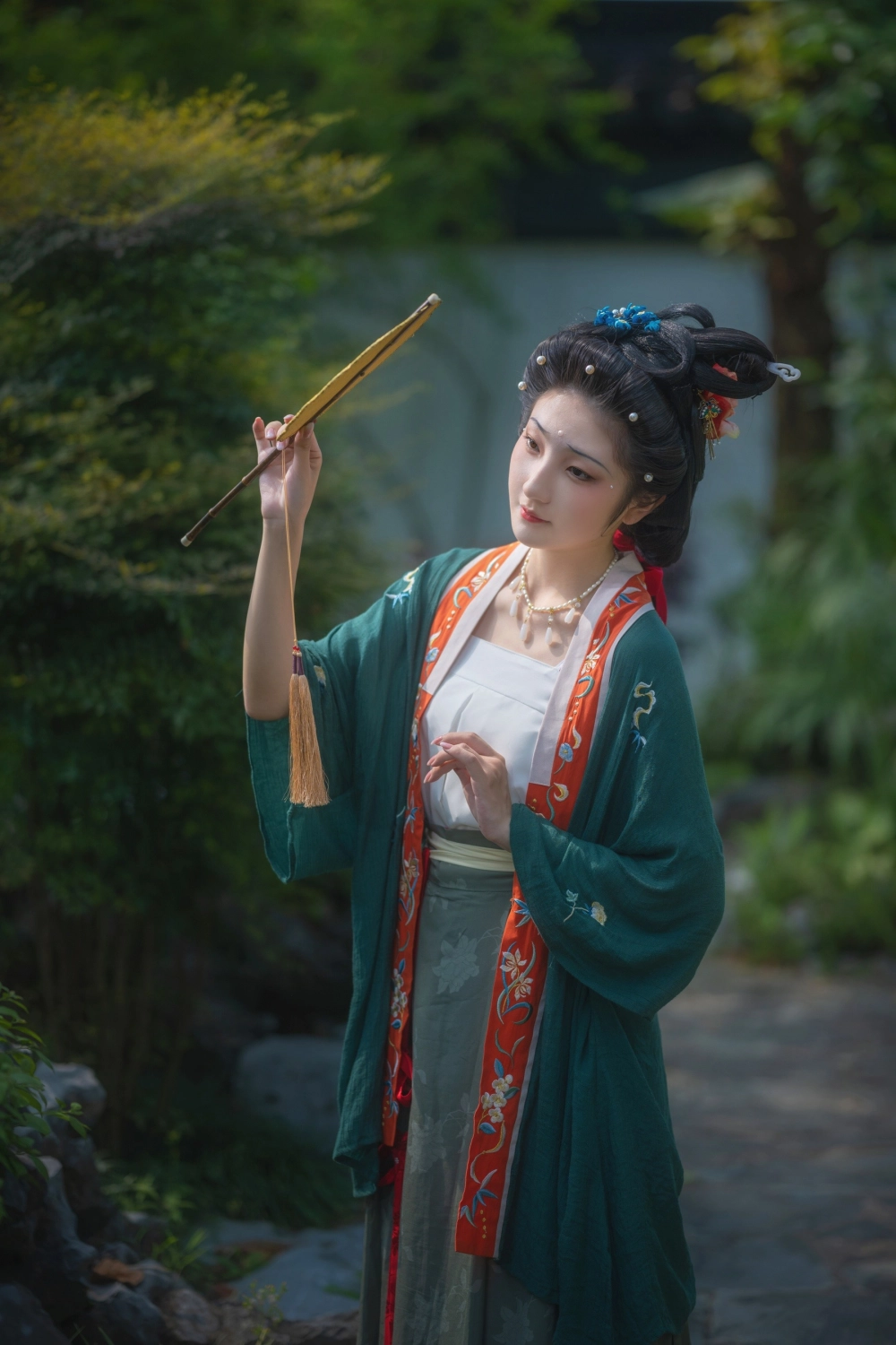 Boob form framed by elegant visual harmony