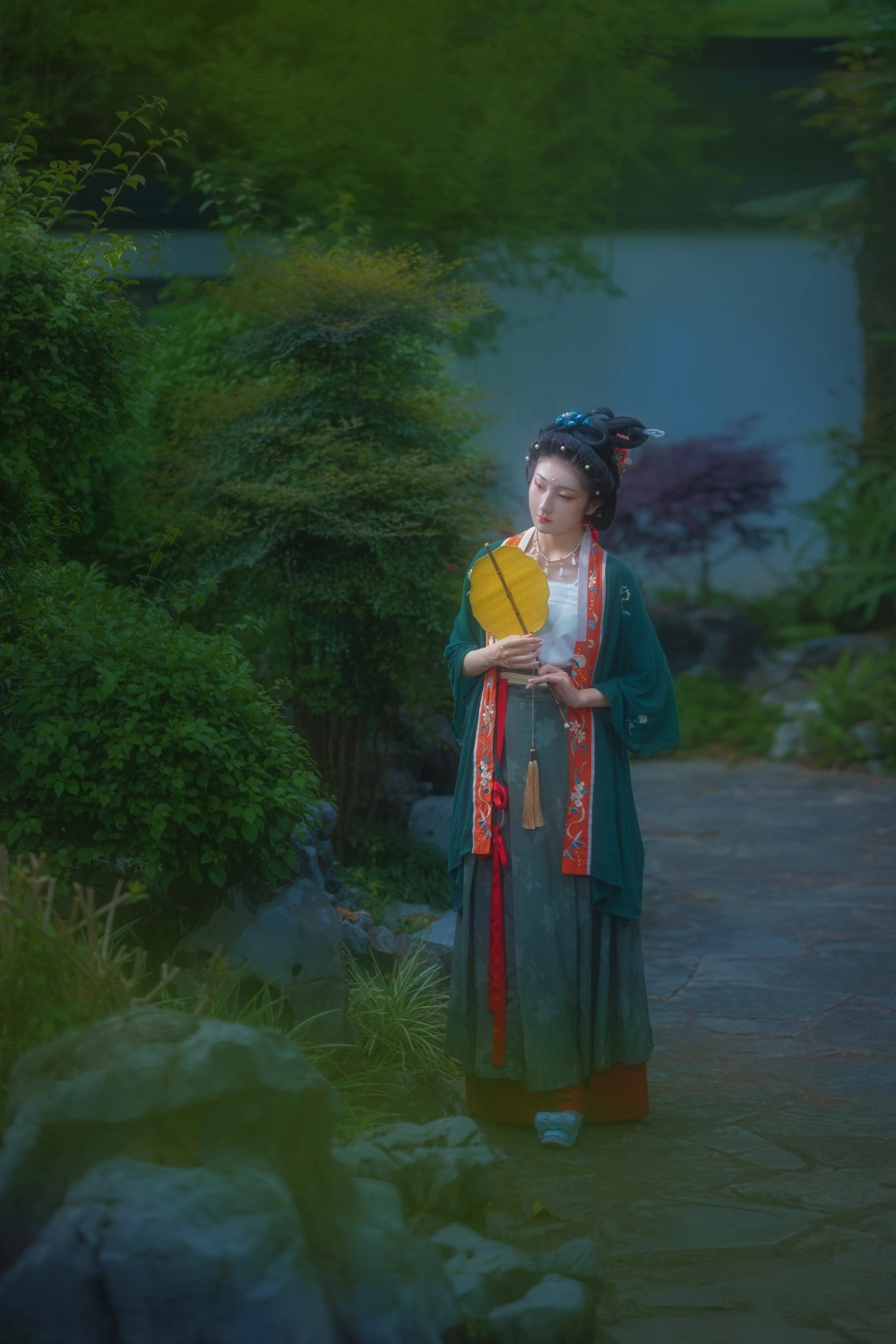 Boob attraction enhanced by minimal styling