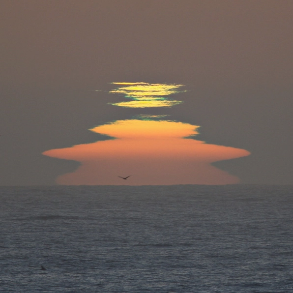 A clear depiction of a green flash at sunset.