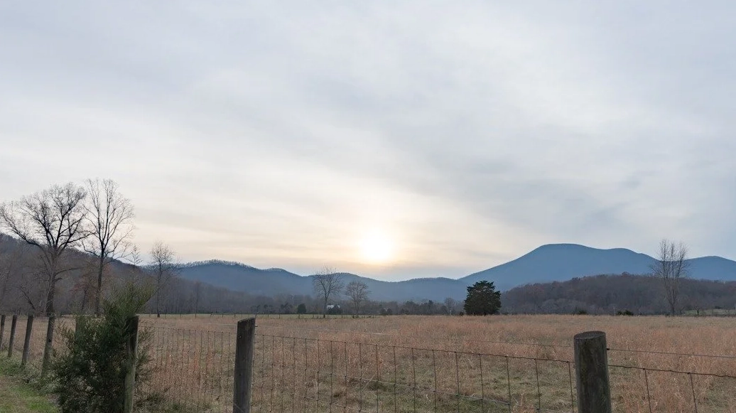 A smooth, featureless cirrostratus nebulosus cloud layer.