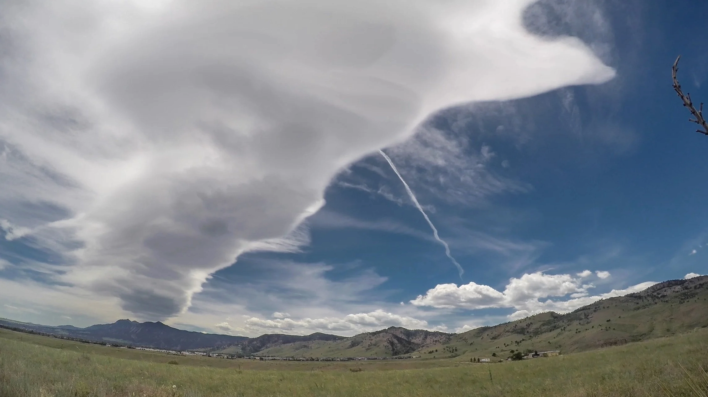 Altocumulus lenticularis cloud formation