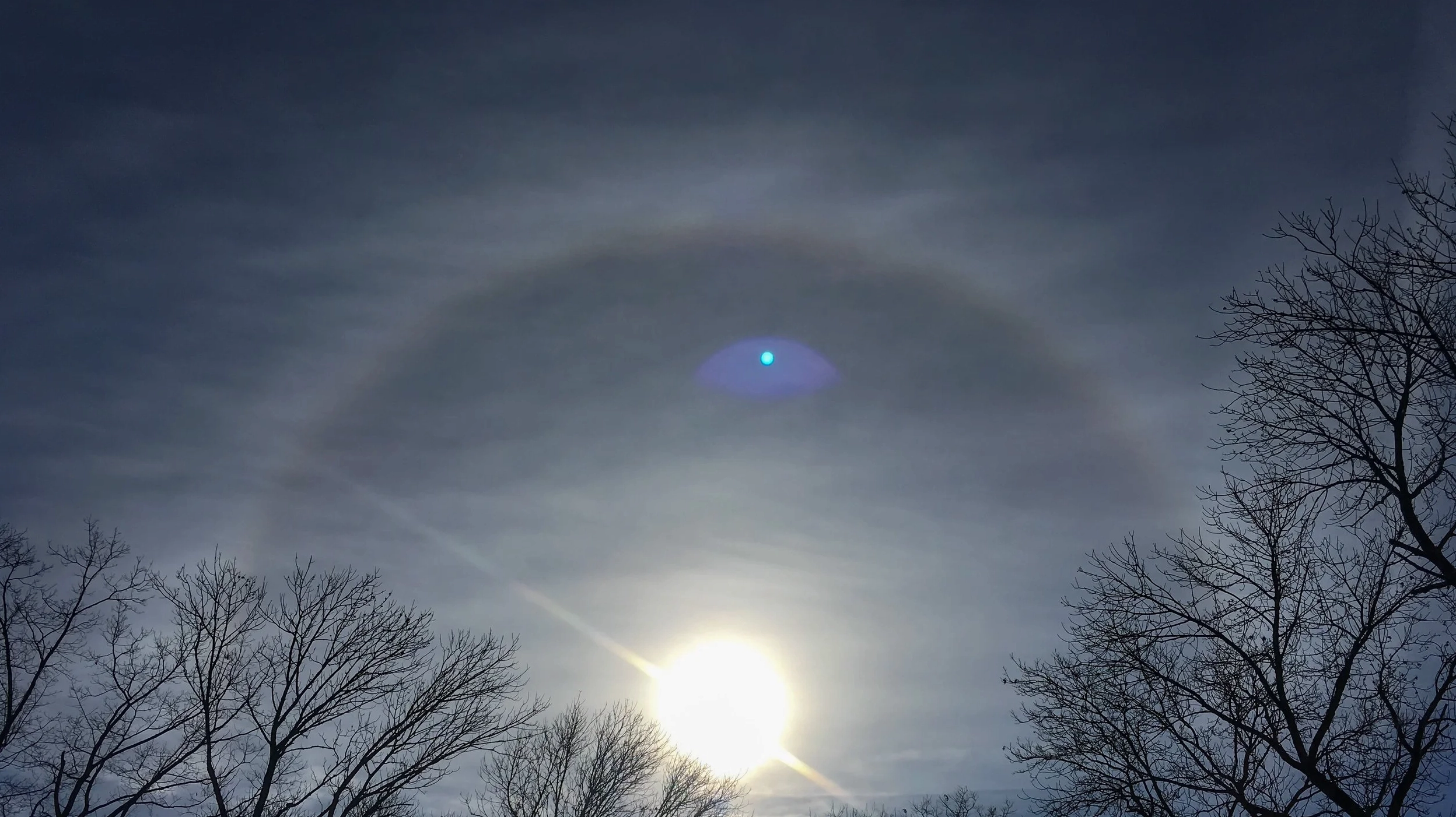 Cirrostratus fibratus undulatus displaying wavy patterns.