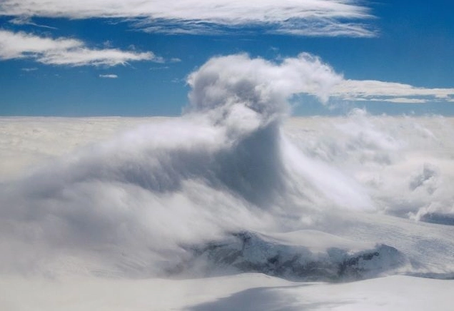Dramatic cloud formation above a mountain range illustrating the Foehn effect