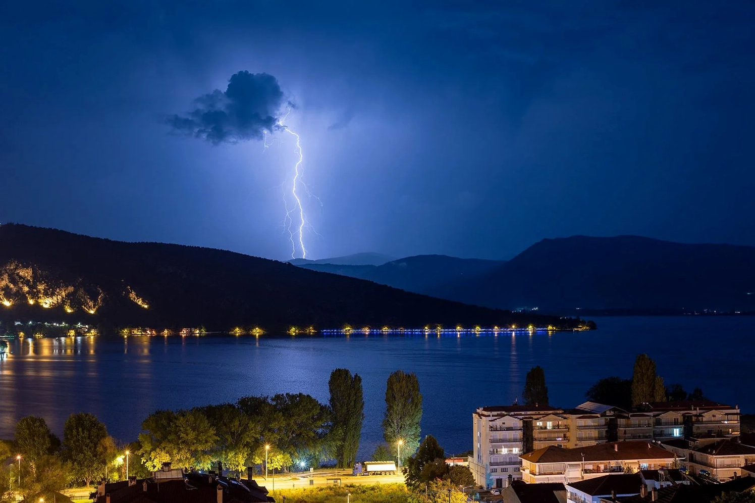 Illustration of a negative cloud-to-ground lightning strike descending from a storm cloud.