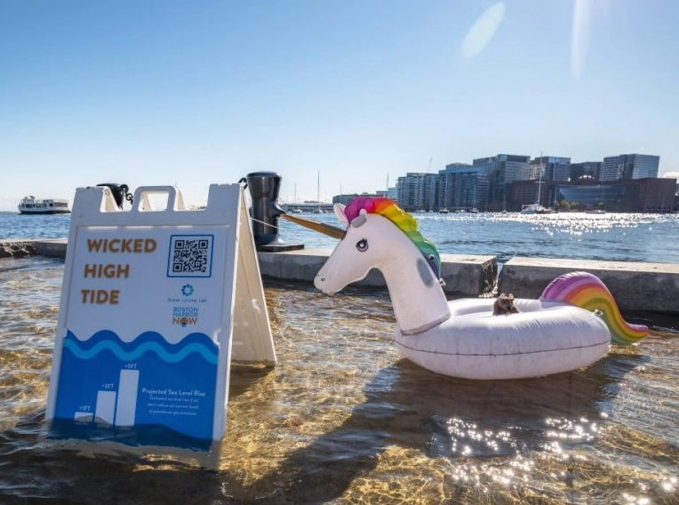 King tide and spring tide phenomena illustrated.