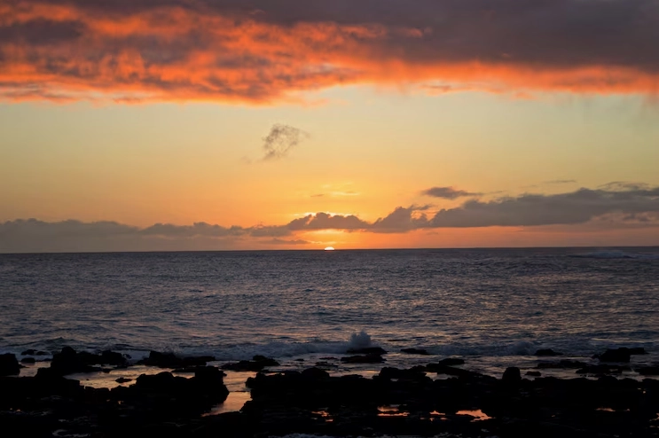 Looking west from Kauai. Moments later, the sun turned green. And my camera pooped out.