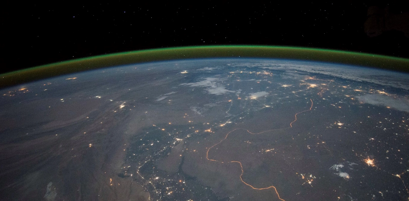 Night side green airglow layer surrounding the Earth