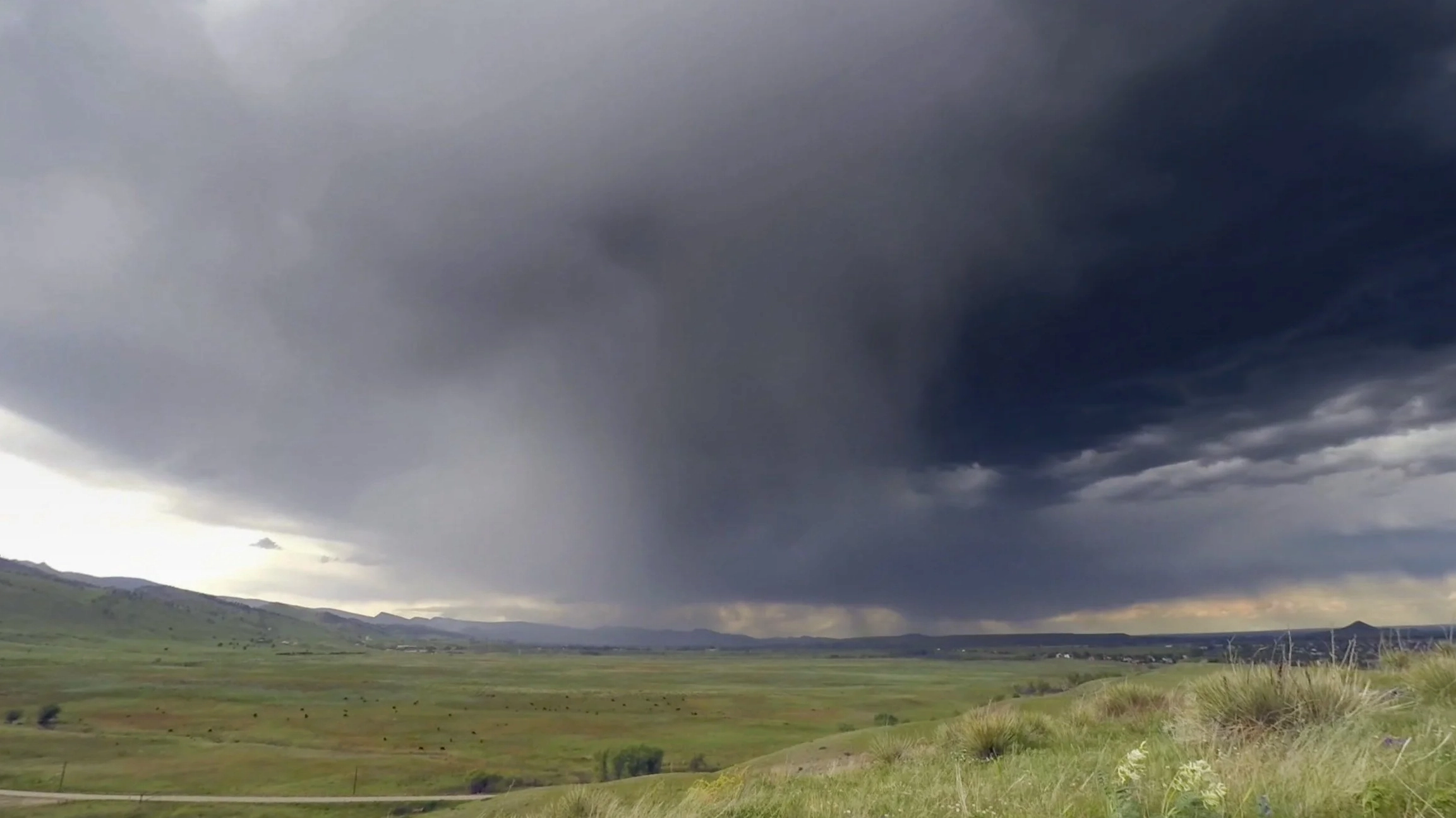 Nimbostratus virga showing precipitation trails