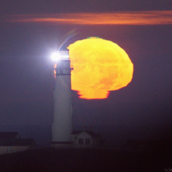 The atmospheric optics creating a green flash.