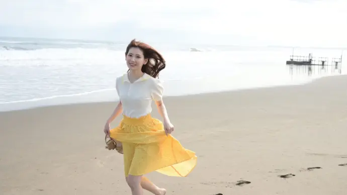 Akari Tsumugi leaves fans breathless in sexy new looks