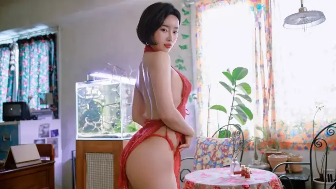 Fans obsessed with latest Booty Queen lingerie photo