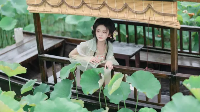 Chi Yan Zai Zheli's unforgettable outdoor looks