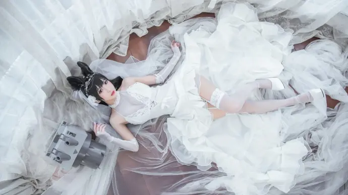 Devil in white - The ultimate sexy wedding dress gallery