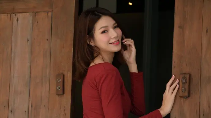 Leg model Kate redefines elegance in every photo series