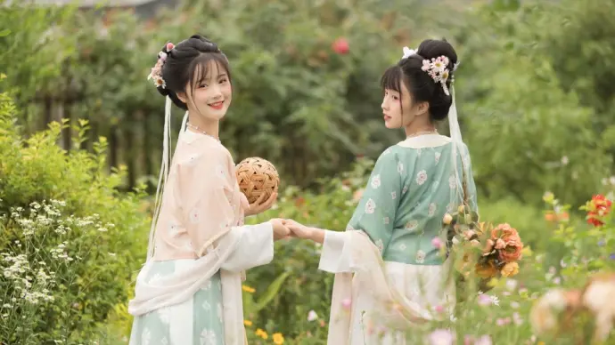 Miki Buns and her sister - A captivating photo duo