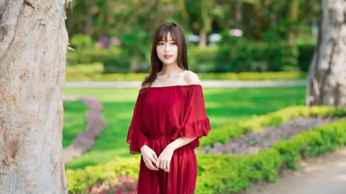 Peng Lijia shines with elegance and breathtaking beauty