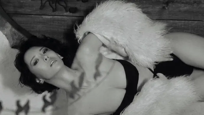 Sena Natsuki captures hearts with seductive elegance