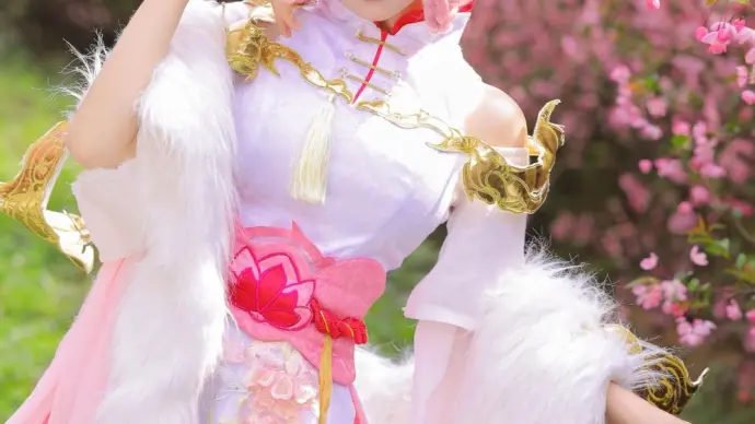 See Warm Peach's stunning and seductive cosplay looks