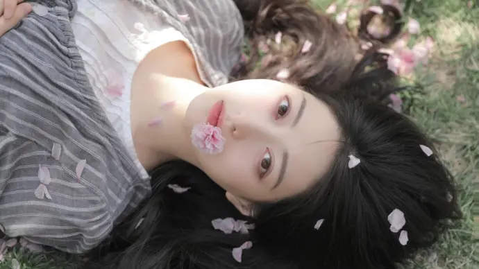 Xu Jiayue's serene and graceful outdoor series
