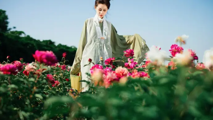 The serene classical beauty of Yi Xuan's photo gallery