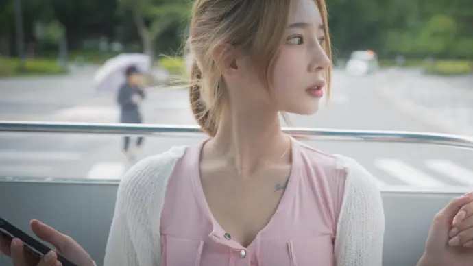 Alas highlights charm through trending Korean photo sets