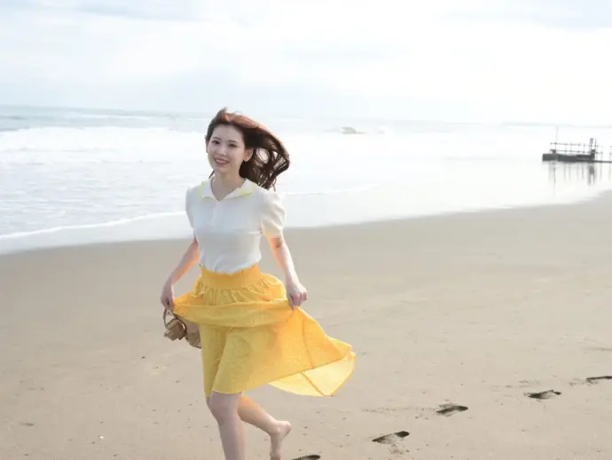 Akari Tsumugi leaves fans breathless in sexy new looks
