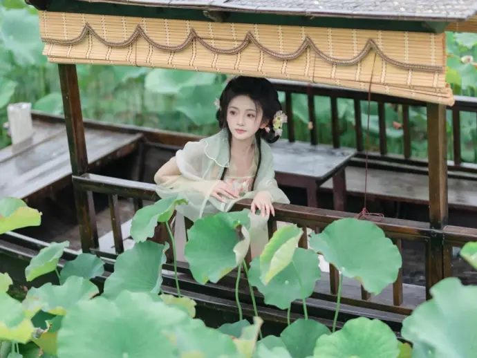 Chi Yan Zai Zheli's unforgettable outdoor looks