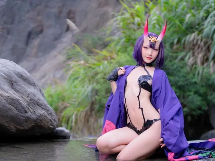 COSER Xiaoding's breathtaking sexy cosplay looks