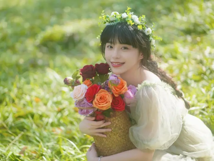 Fei Li Nini's glamorous and vibrant outdoor shoot