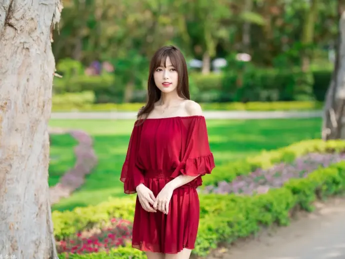 Peng Lijia shines with elegance and breathtaking beauty
