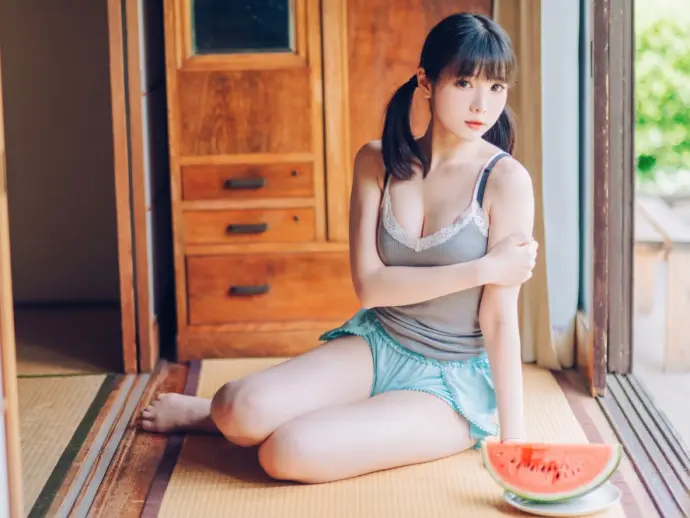 Shimotsuki Shimo Japanese idol with irresistible elegance
