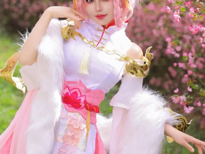 See Warm Peach's stunning and seductive cosplay looks