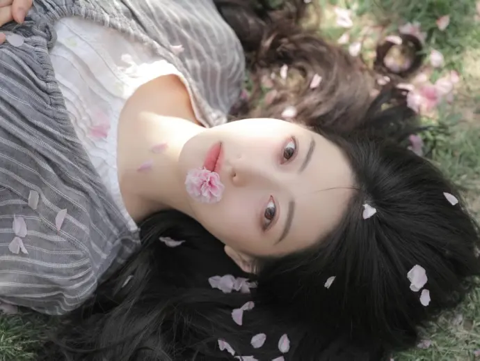 Xu Jiayue's serene and graceful outdoor series